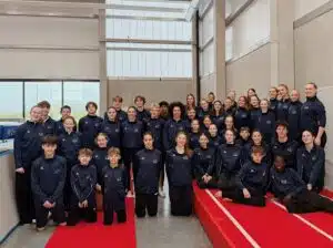 Sporters met een sportieve jas